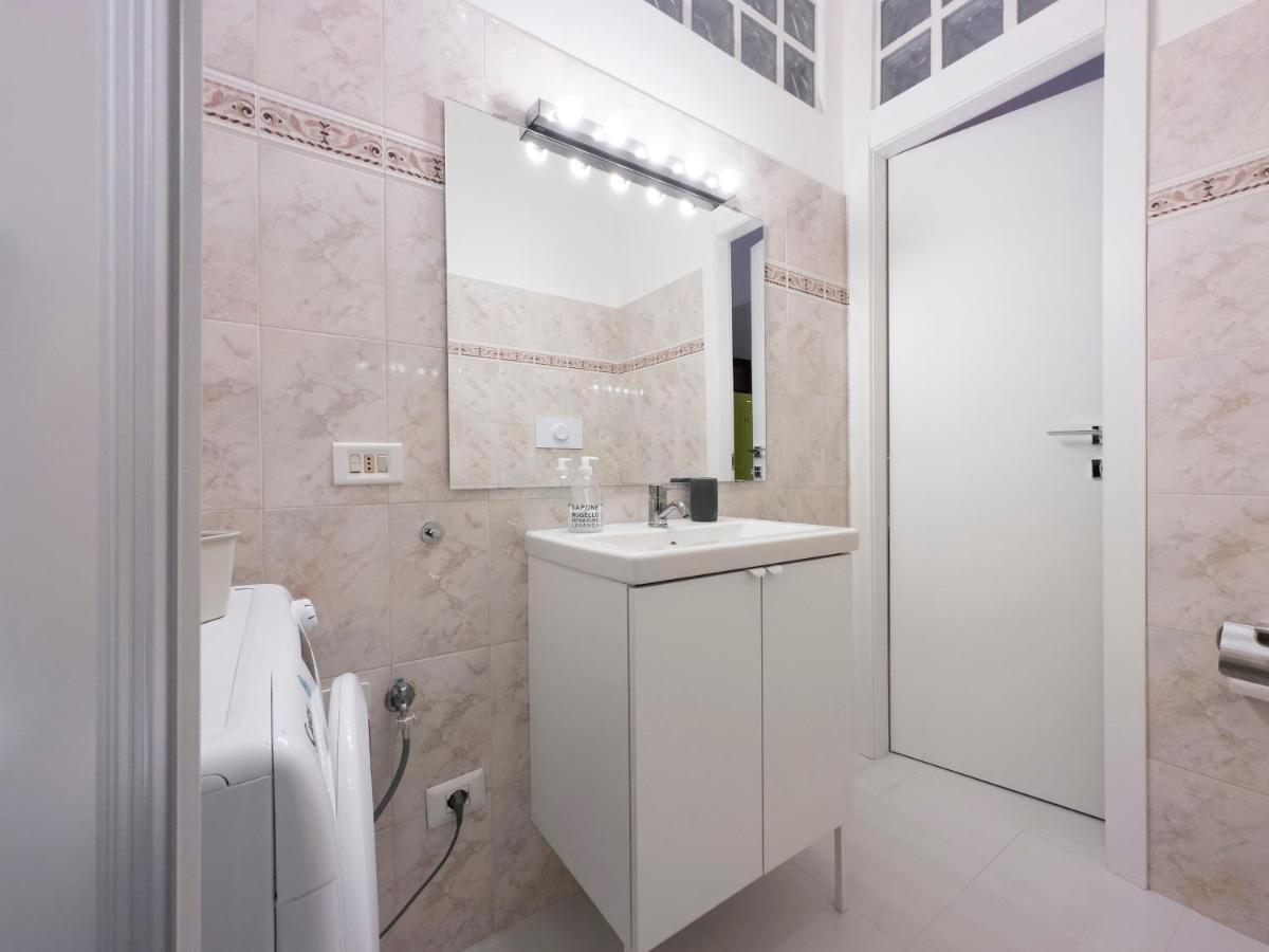 Xenia Apartments - Stylish Colorful Apt- Upbeat & Well-Connected Area Milan Bagian luar foto